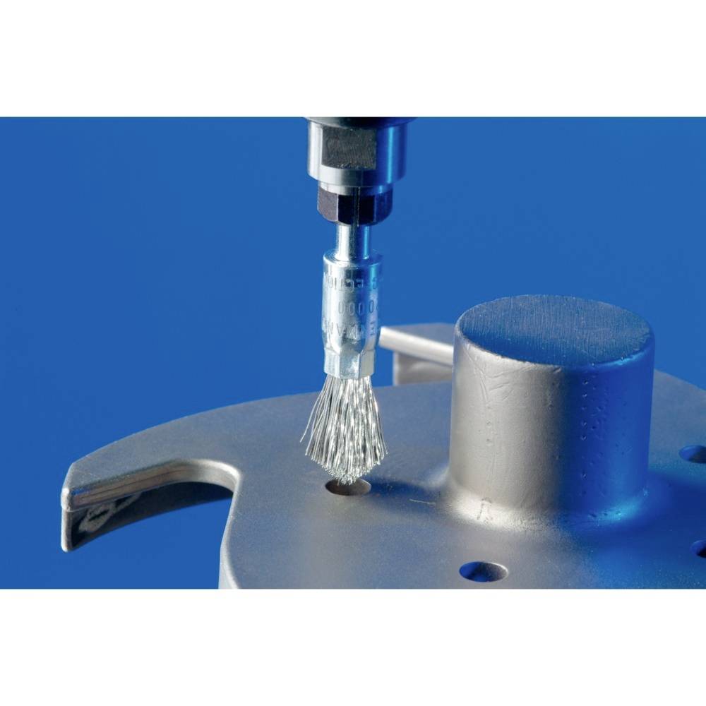 Maszyna poleruje powierzchnię elementu metalowego za pomocą obrotowej szczotki, usuwając przy tym zadzory.