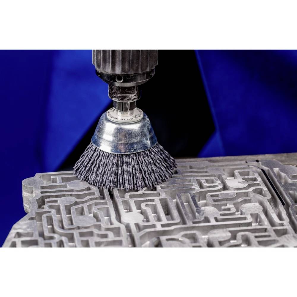 Obrotowa metalowa szczotka czyści lub poleruje skomplikowaną, labiryntową powierzchnię metalową.