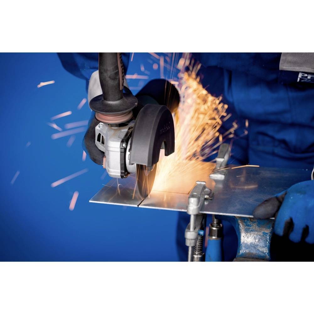 Osoba szlifuje metal za pomocą szlifierki kątowej. Od punktu kontaktu lecą iskry. Noszony jest sprzęt ochronny.