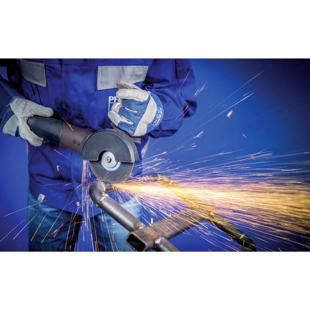 Osoba w odzieży ochronnej używa szlifierki kątowej do cięcia metalu. Od miejsca cięcia tryskają iskry.