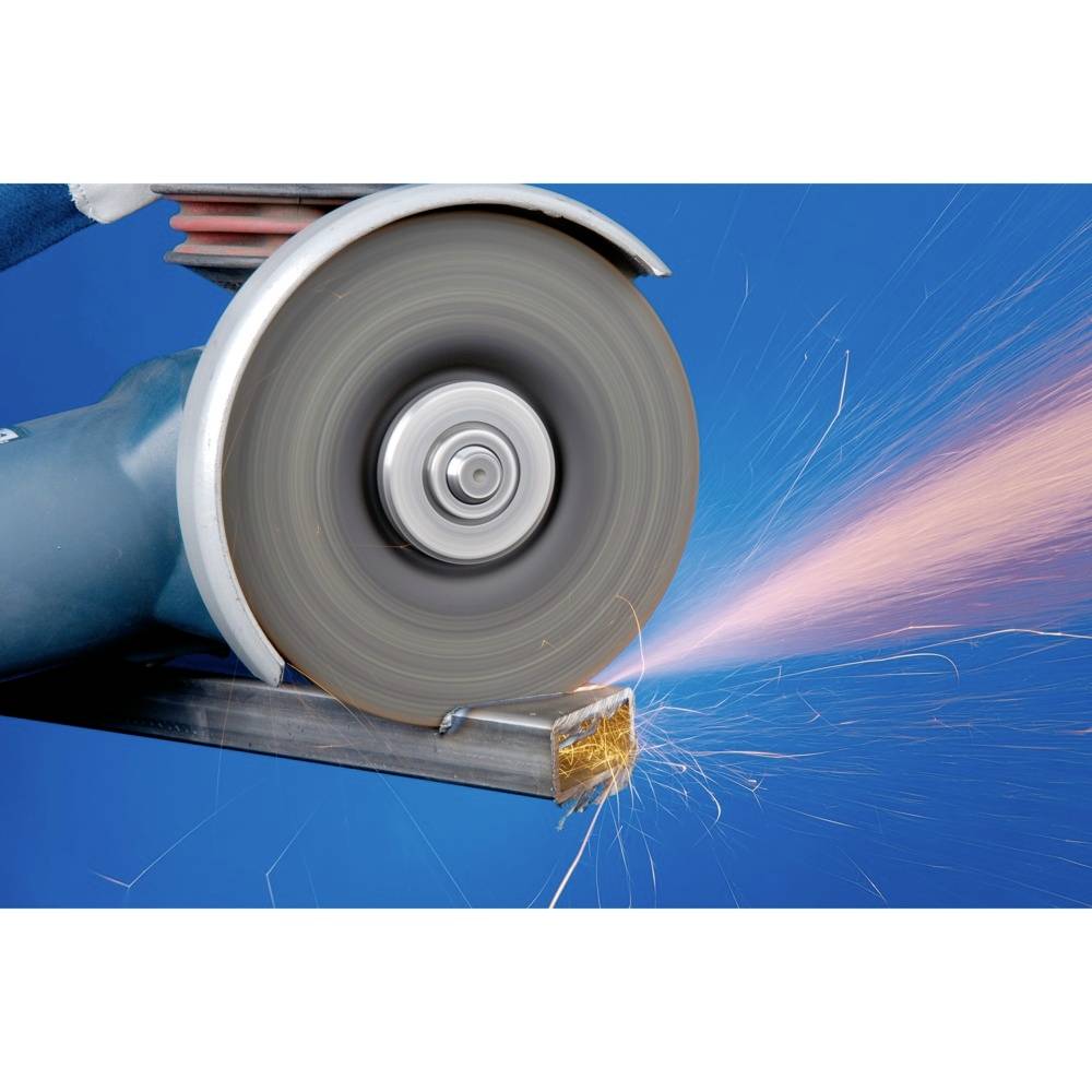 Szlifierka obrabia kawałek metalu, podczas gdy iskry tryskają.