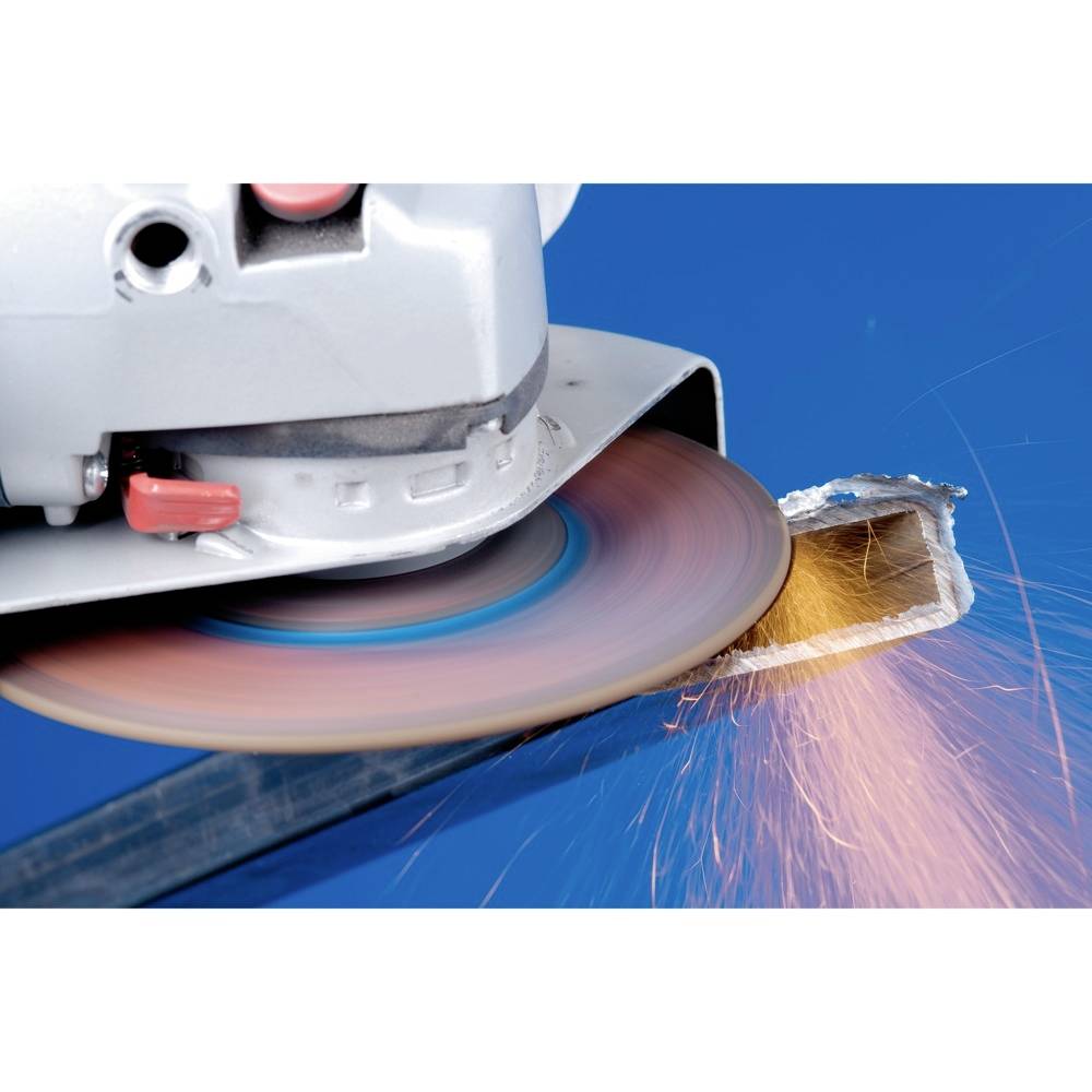 Szlifierka kątowa tnie metal, przy czym tryskają iskry.