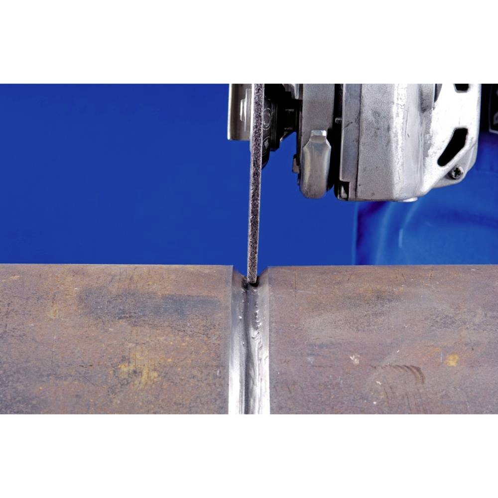 Zbliżenie metalowej taśmy tnącej podczas procesu cięcia metalu. Niebieskie tło, fokus na ostrzu piły.