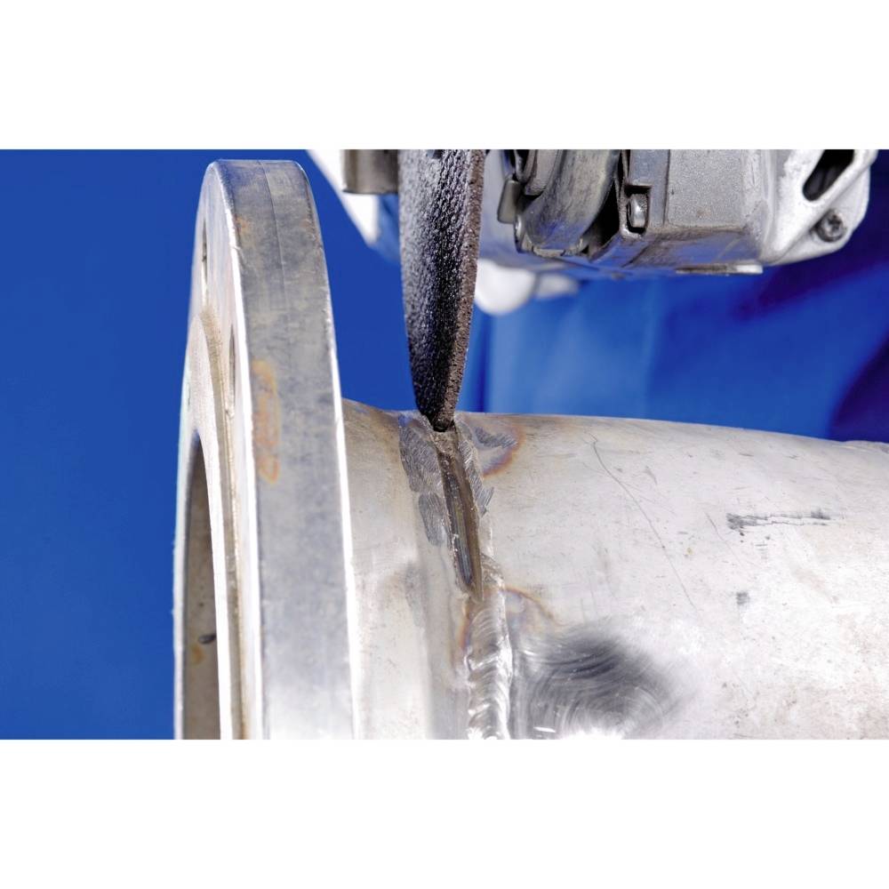 Zbliżenie przemysłowego urządzenia tnącego wygładzającego spawaną spoinę metalową na niebieskim tle.