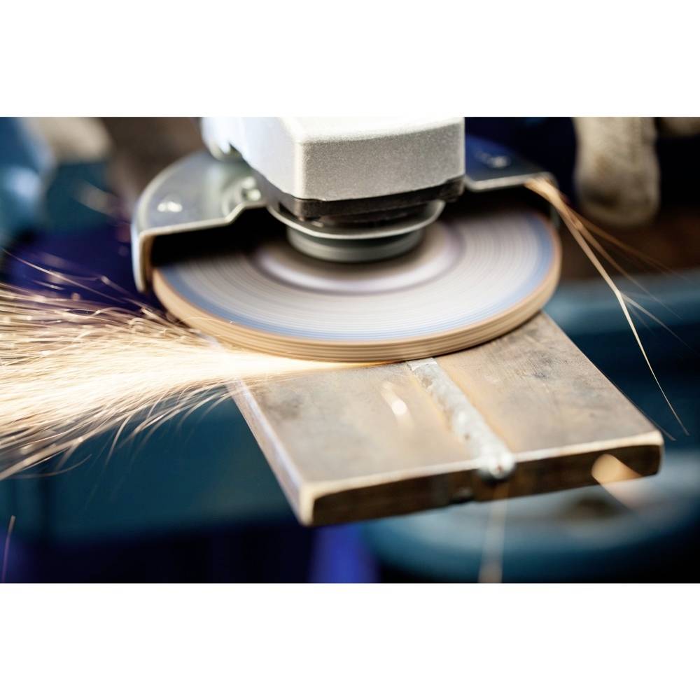 Szlifierka kątowa obrabia kawałek metalu, iskry tryskają w lewą stronę.