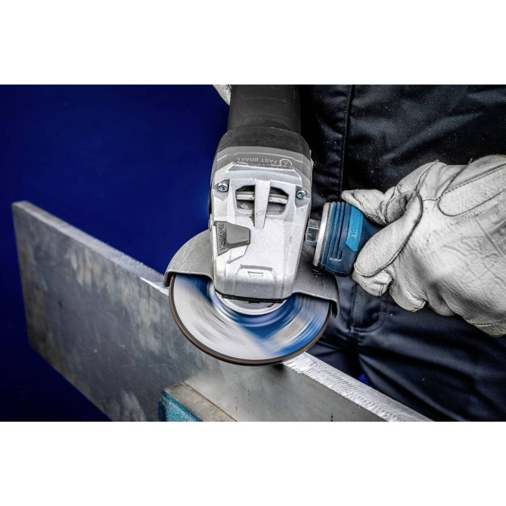 Robotnik szlifuje blachę metalową szlifierką, nosi rękawice ochronne, niebieskie tło.