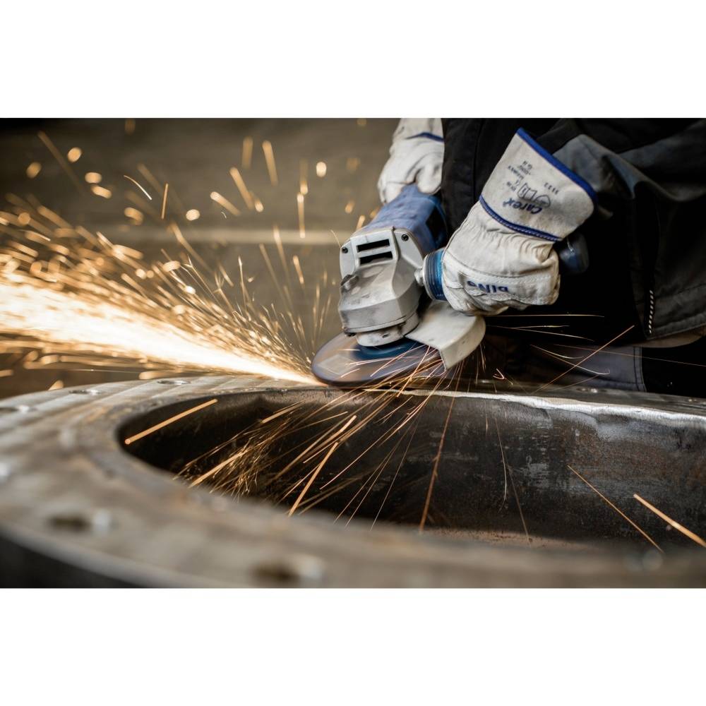 Osoba szlifuje metal kątrówką, a silne iskry tryskają. Nagranie oddaje rzemieślniczą pracę i precyzję.