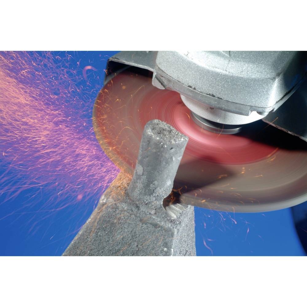 Szlifierka kątowa tnie metal, a iskry się sypią.