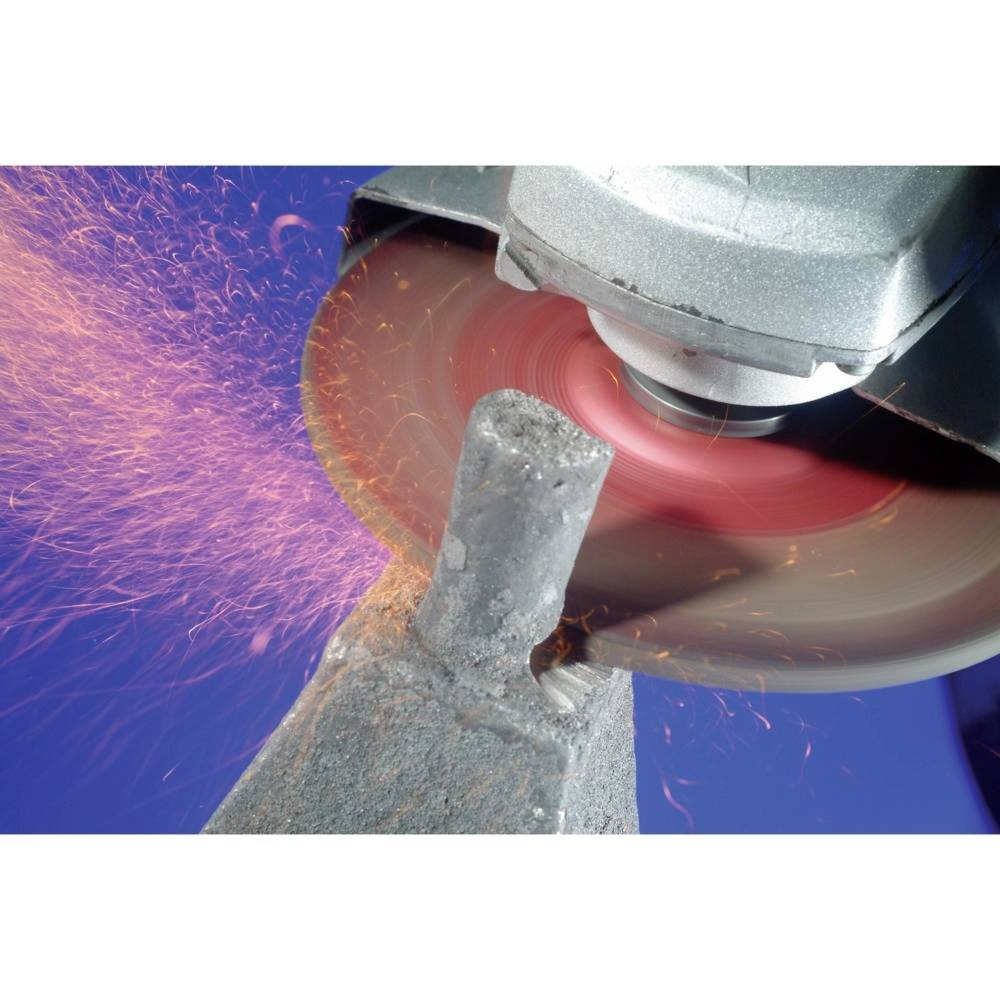 Szlifierka kątowa przecina metal, od punktu kontaktu lecą iskry, błękitne tło.