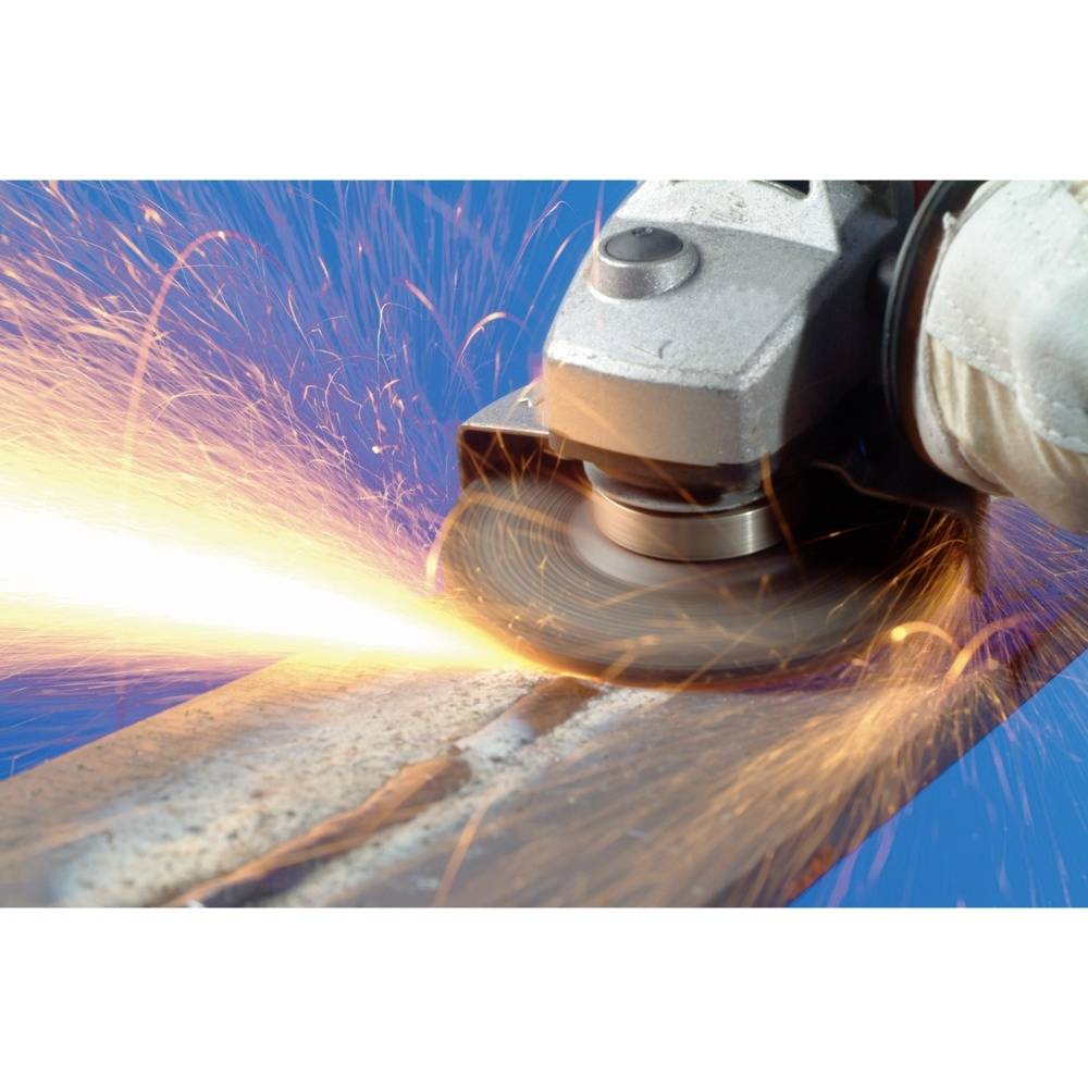 Tarcza szlifierska obrabia metal, podczas gdy tryskają iskry. Jasnobłękitne tło sugeruje środowisko pracy.