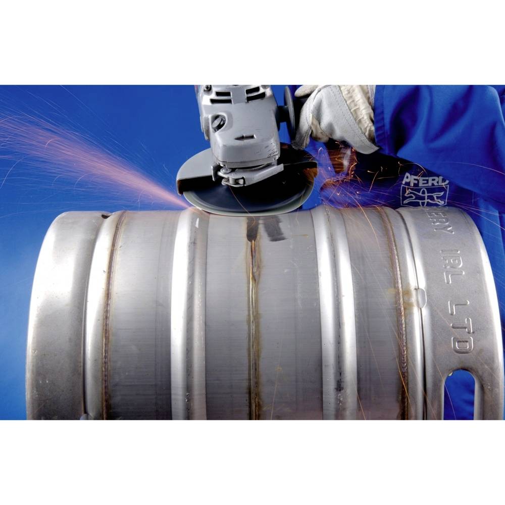 Ręka używa szlifierki kątowej do obróbki metalowej beczki. Tryskają iskry. Specjalista jest ubrany w niebieską odzież ochronną i rękawice.