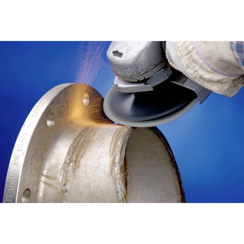 Szlifierka kątowa szlifuje krawędź metalu, iskry lecą.