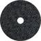 Okrągła nakładka na papier ścierny z otworem pośrodku, o fakturze szaro-czarnych włókien, używana do obróbki powierzchni.