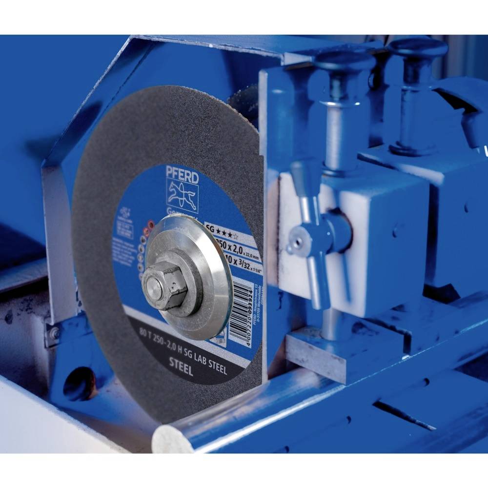 Tarcza szlifierska w maszynie, z etykietą ze specyfikacjami w kolorze niebieskim. Główny tekst: 'SG-Elastic VIT 250'. Główne przesłanie: Obróbka metalu.