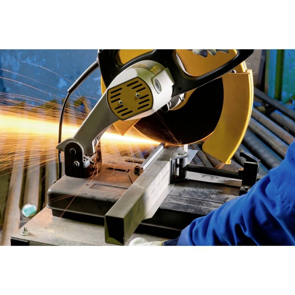 Osoba przecina metalową rurę piłą, przy czym tryskają iskry. Nosi odzież ochronną, a otoczenie ma charakter przemysłowy.