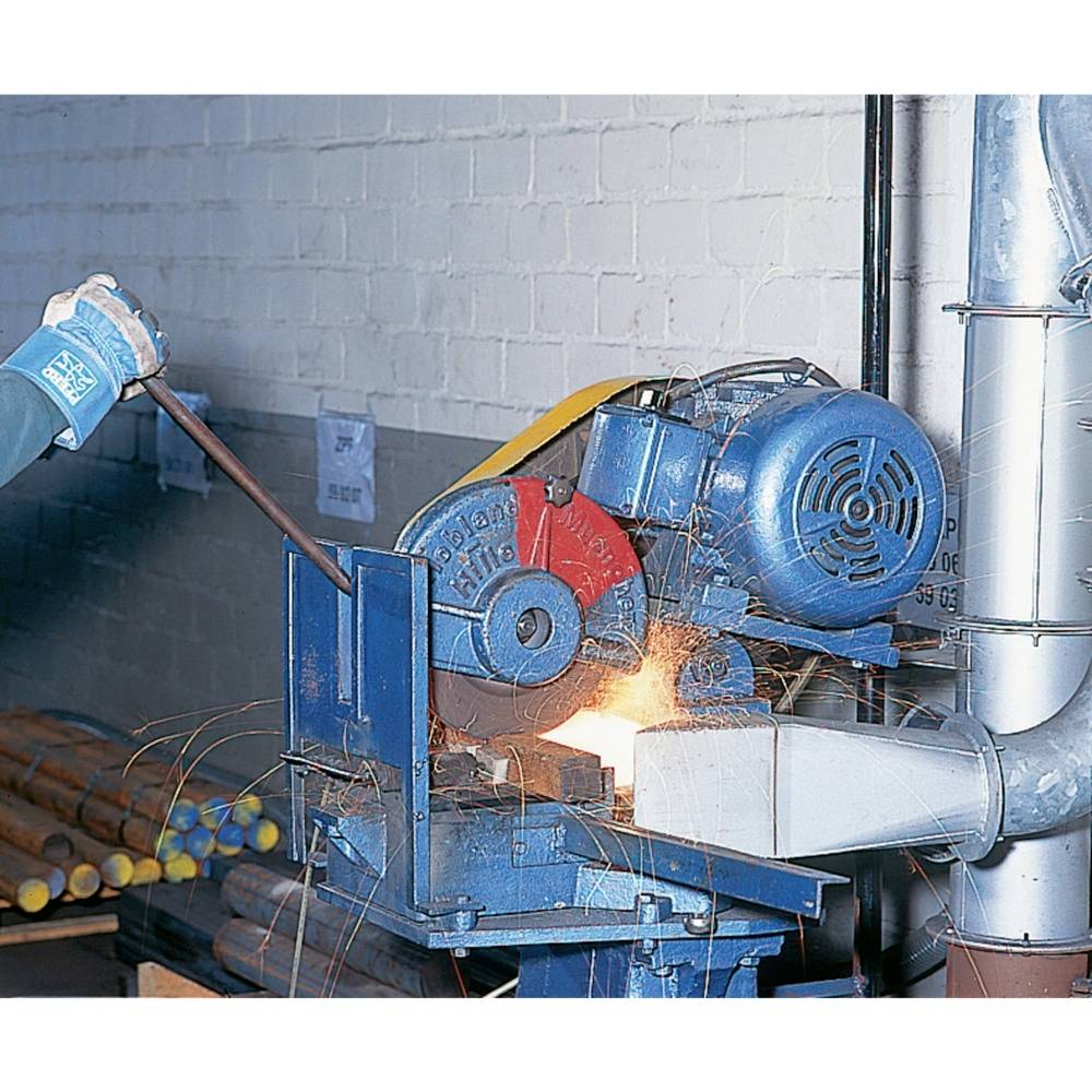 Osoba ucina metal elektryczną szlifierką, iskry lecą. Nosi odzież ochronną.