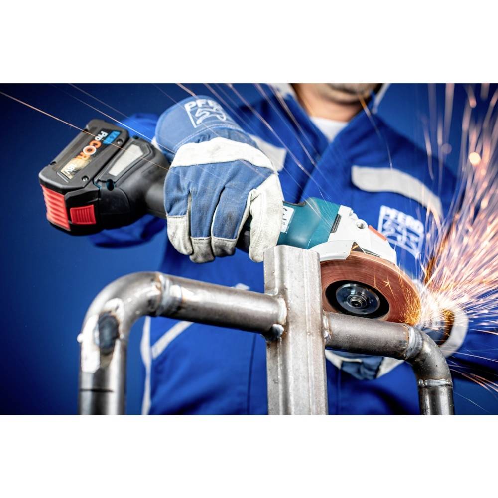 Osoba w niebieskim ubraniu roboczym używa szlifierki kątowej na metalowej rurze. Spod punktu szlifowania tryskają iskry.