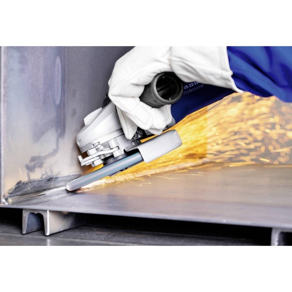 Zbliżenie pracownika w rękawicach roboczych, który szlifierką kątową obrabia metal, a wokół niego lecą iskry.