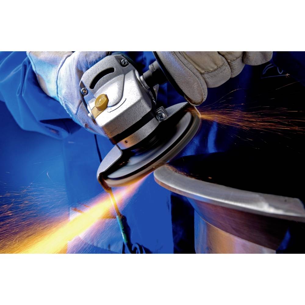 Osoba szlifuje metal szlifierką kątową, a wokół lecą iskry. Ubiór ochronny wskazuje na środowisko warsztatowe.