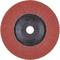 Czerwona tarcza szlifierska z czarnym środkiem i otworem pośrodku, używana do szlifowania lub polerowania materiałów.