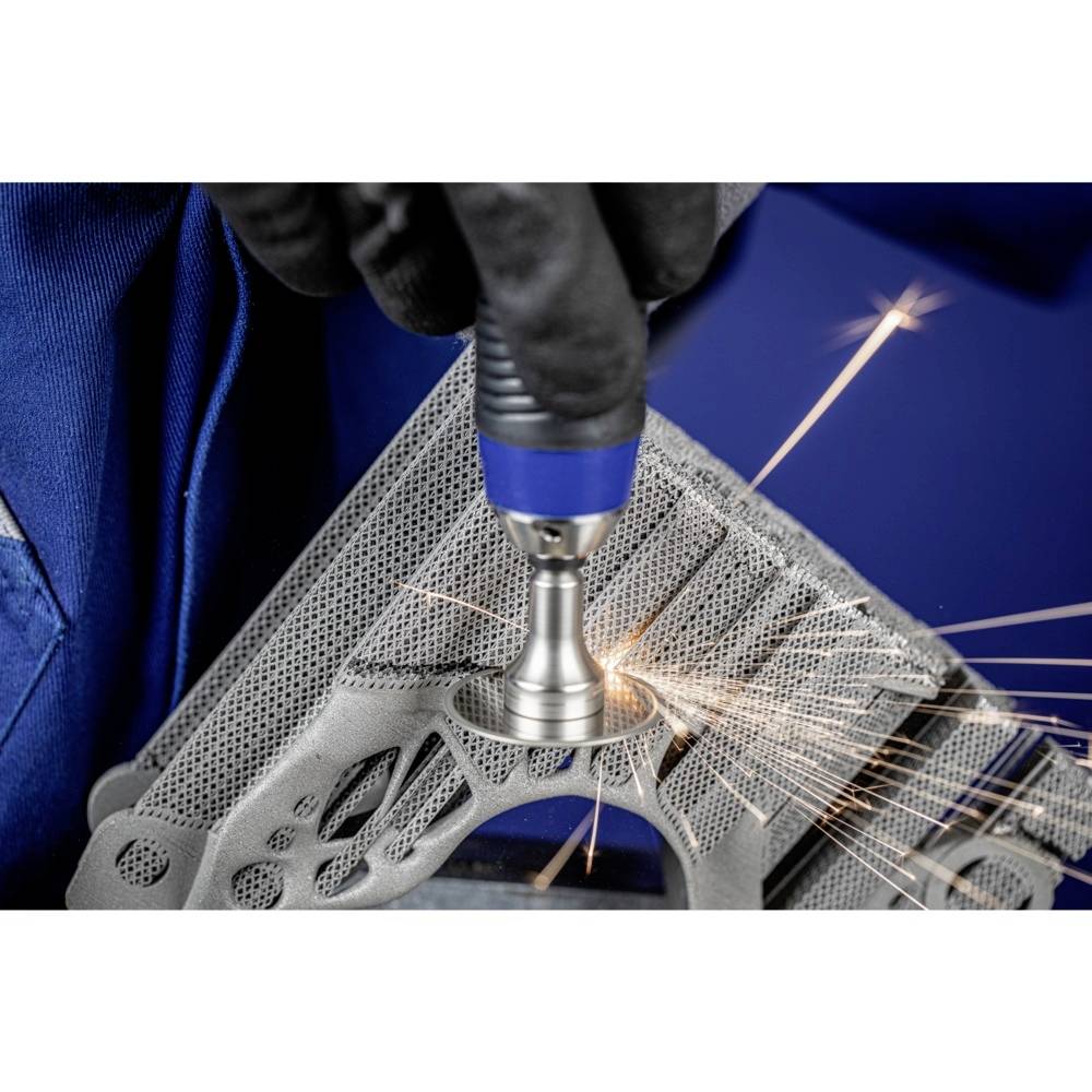 Osoba szlifuje metal elektronarzędziem, wytwarzając snop iskier. Nacisk położony jest na precyzyjną obróbkę metalu i lot sparked.