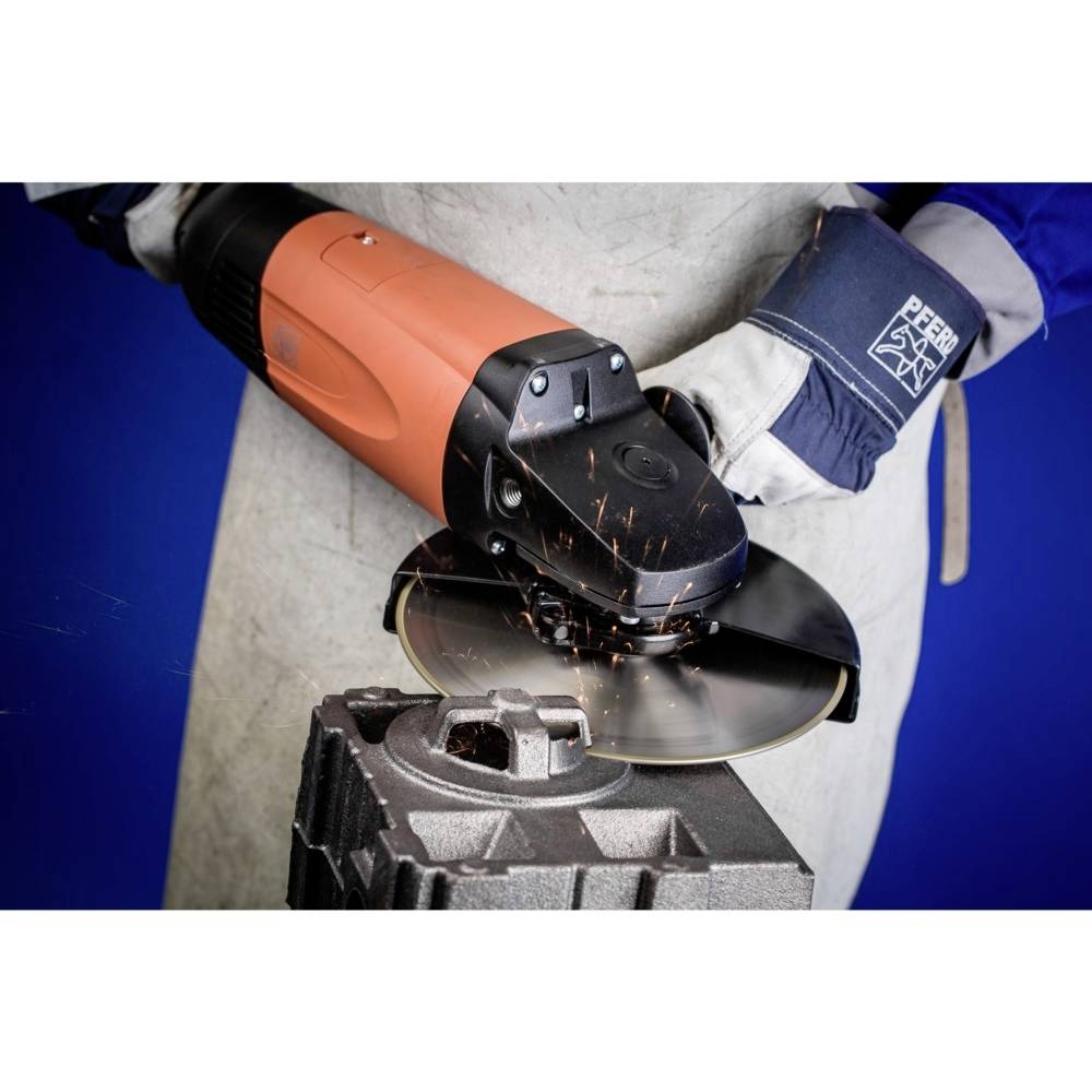 Osoba pracuje z szlifierką kątową, która wytwarza iskry. Nosi odzież ochronną, w tym rękawice.