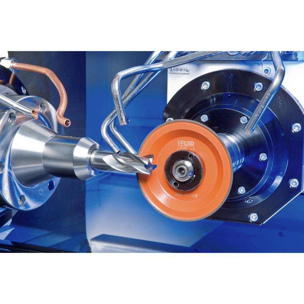 Zbliżenie maszyny CNC szlifującej wiertło spiralne za pomocą pomarańczowej tarczy szlifierskiej.