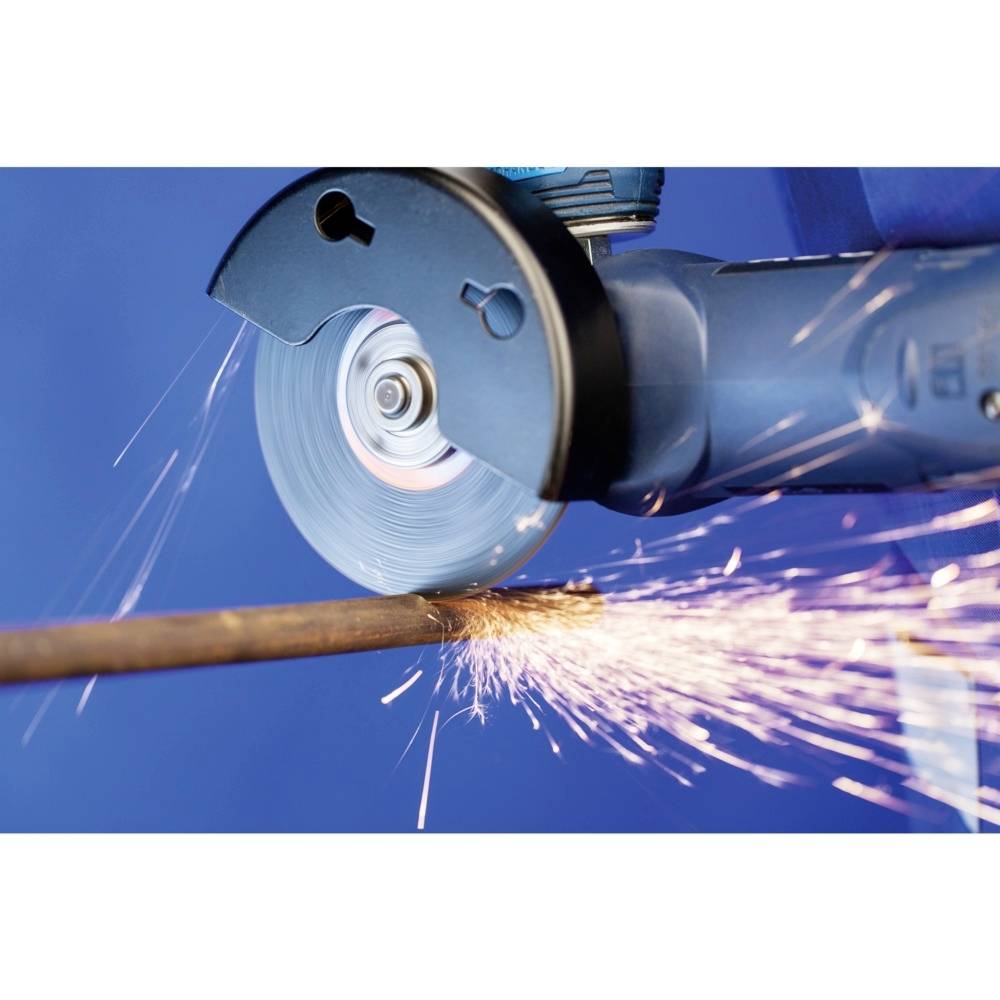 Szlifierka kątowa przecina pręt metalowy, iskry lecą.