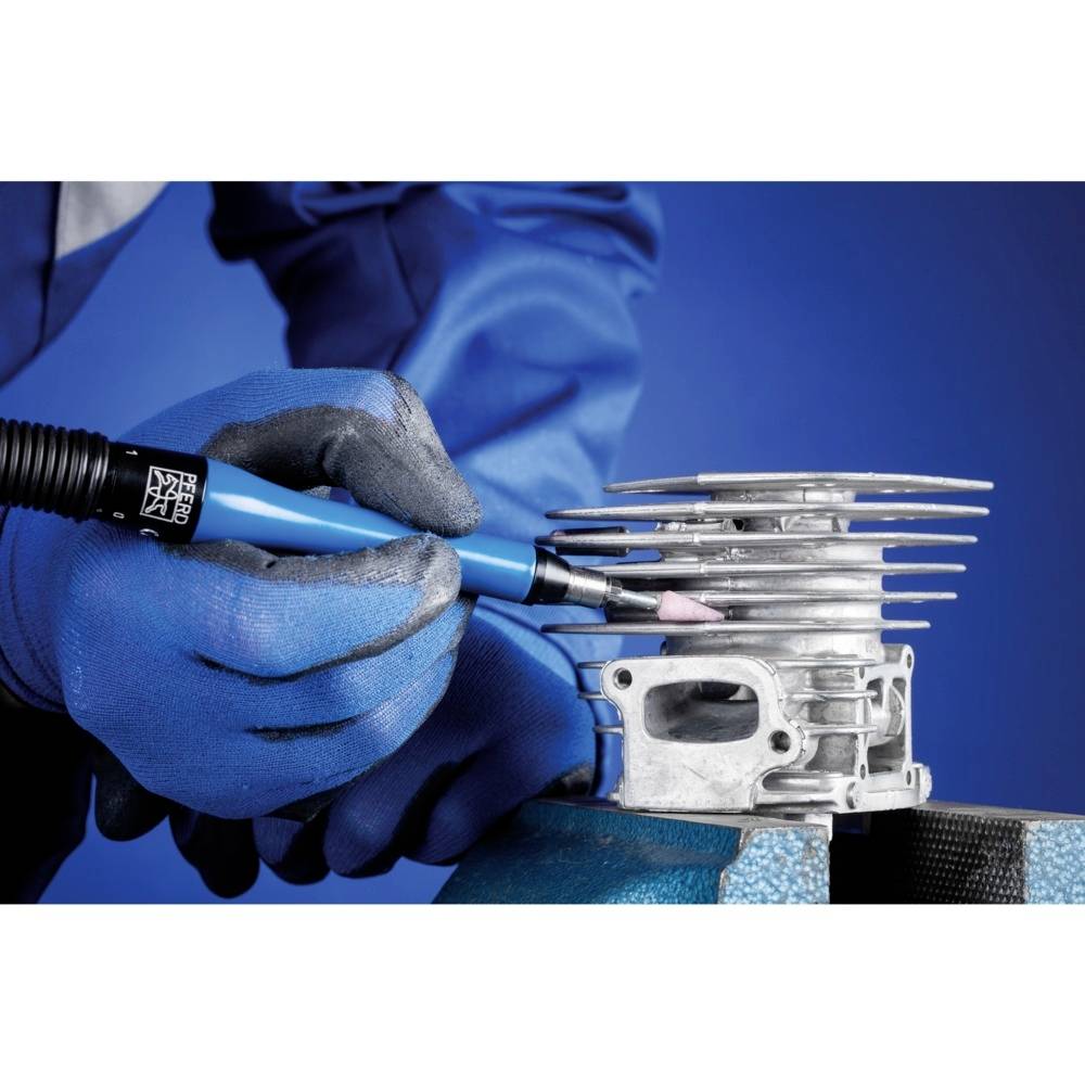 Osoba w niebieskim ubraniu ochronnym obrabia srebrny element metalowy za pomocą niebieskiego narzędzia szlifierskiego.