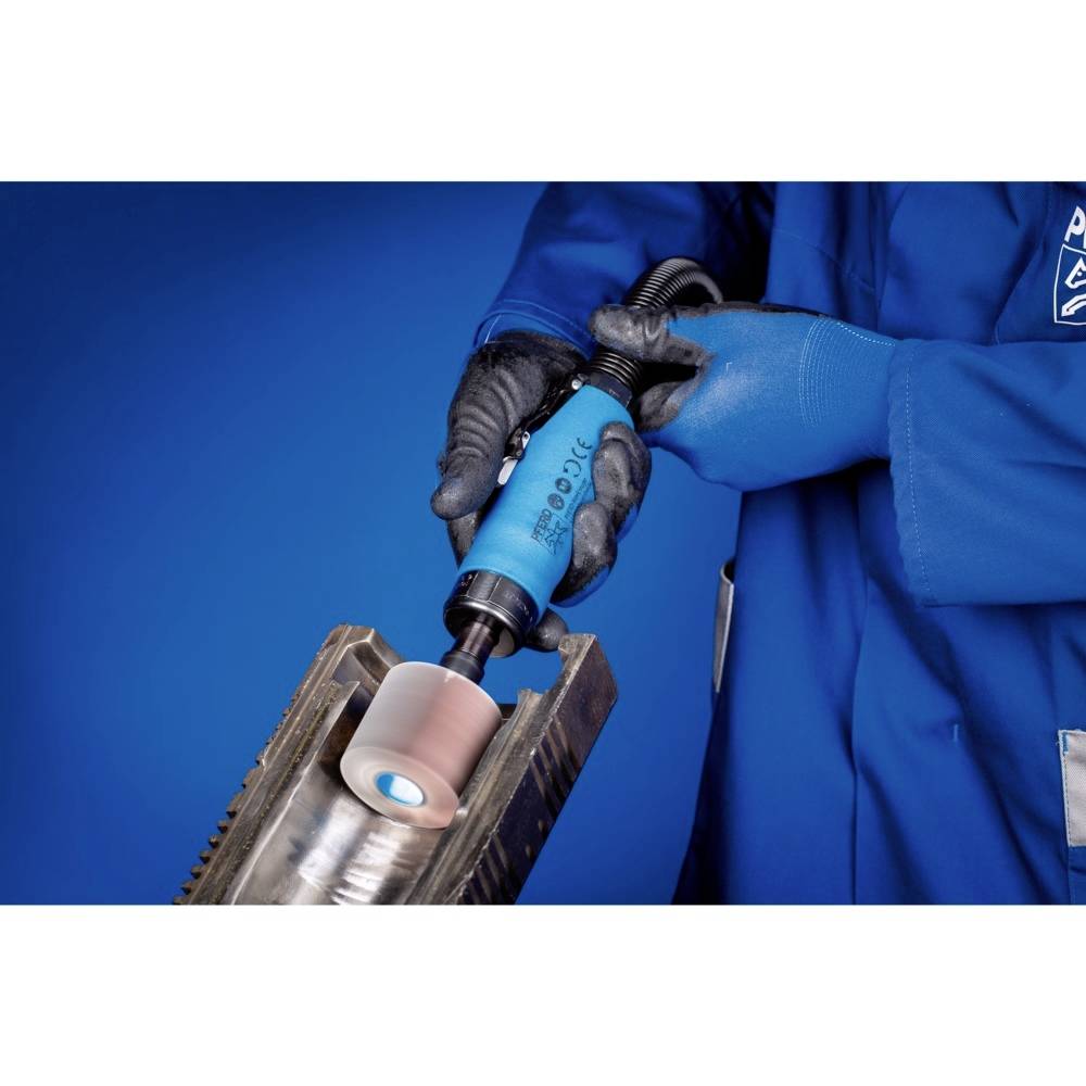 Osoba w niebieskim ubraniu roboczym trzyma elektryczne urządzenie szlifierskie i obrabia powierzchnię metalową.