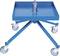 Niebieski, mobilny stojak metalowy na czterech kółkach, zapewniający stabilność i łatwość przemieszczania. Idealny do transportu ciężkich przedmiotów.