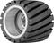 Czarne gumowe koło z głębokimi rowkami i rdzeniem metalowym, prawdopodobnie przeznaczone do zastosowań przemysłowych lub w budowie maszyn.