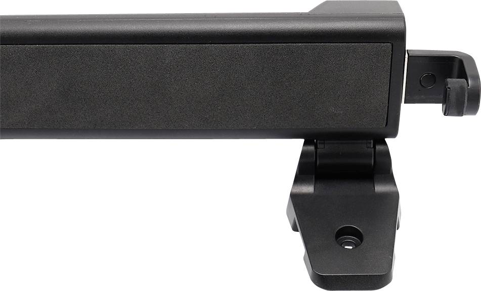 Czarny element mocowania siedzenia pojazdu, prostokątny kształt z wygiętym wspornikiem mocującym w dolnym prawym rogu.