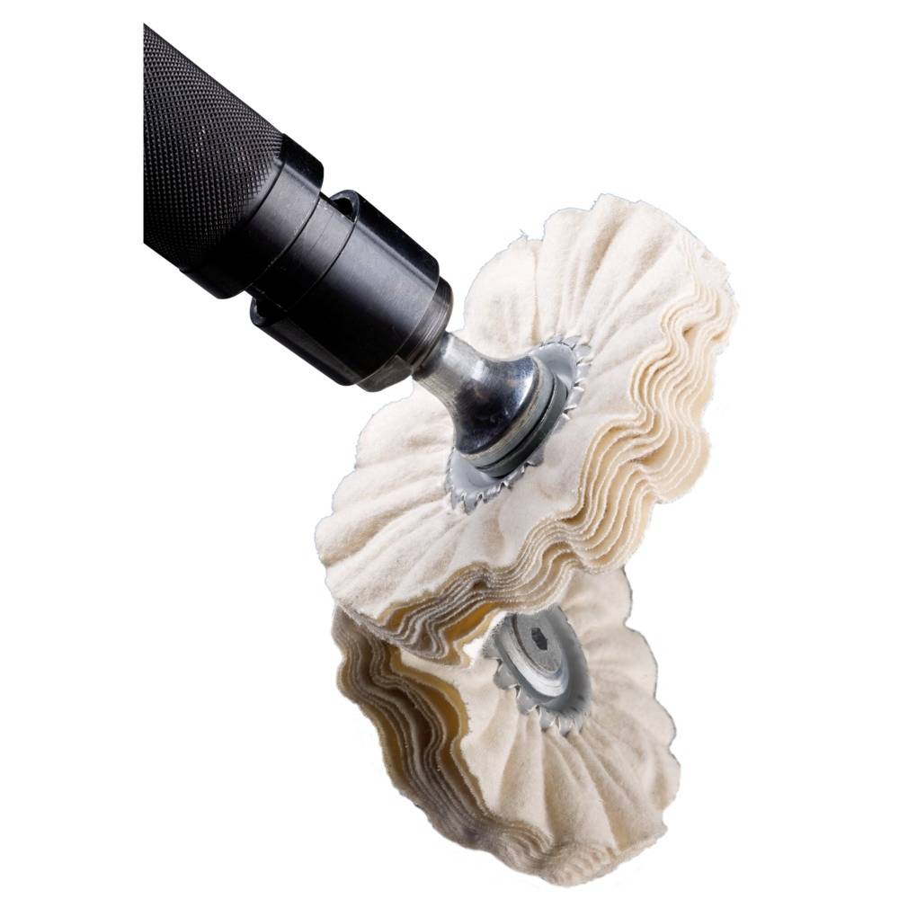 Przedstawiono obracające się narzędzie polerskie z białymi tarczami z tkaniny, przymocowane do czarnego uchwytu.