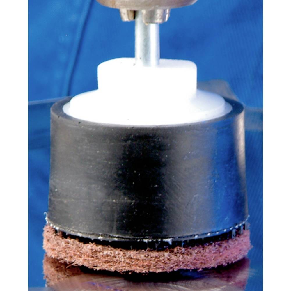 Zbliżenie nakładki polerskiej na wiertarce, która wygładza błyszczącą powierzchnię. Nakładka ma miękką, okrągłą tarczę.