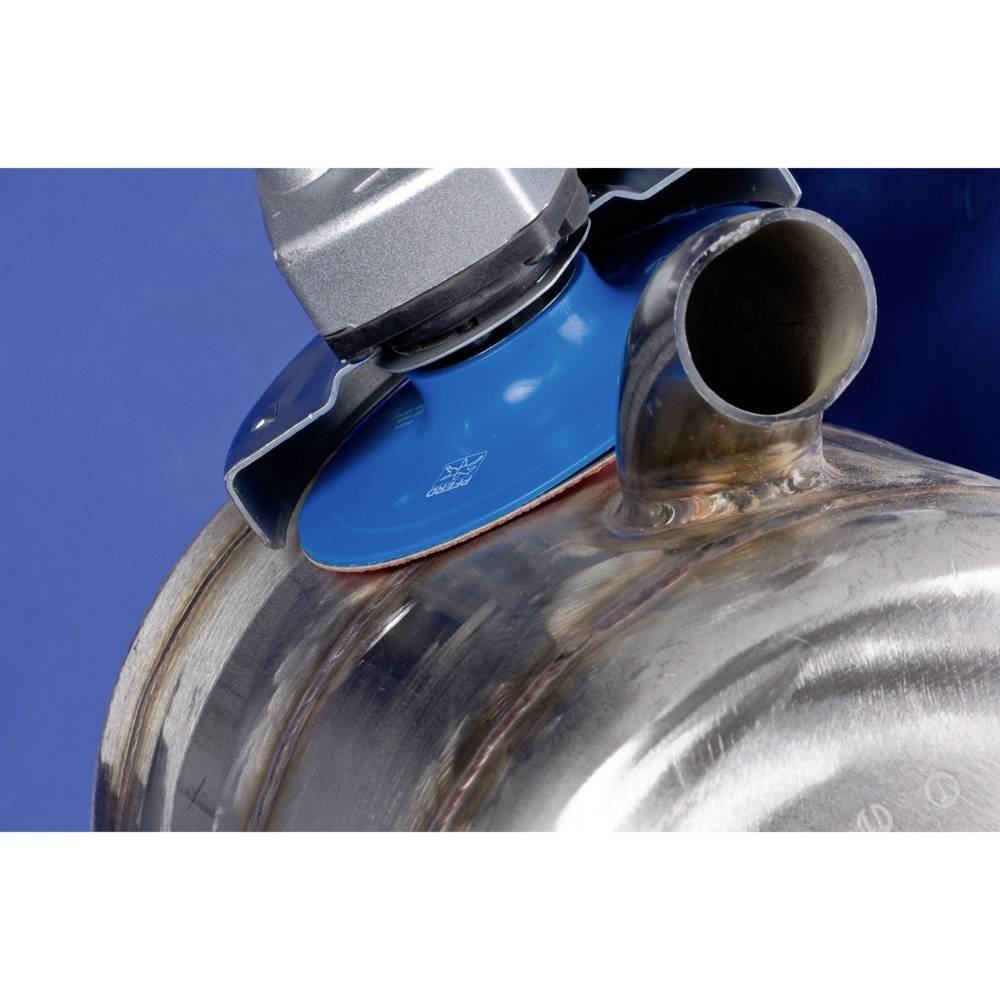 Metalowa tarcza szlifierska poleruje powierzchnię metalowego elementu. Zbliżenie, fokus na proces szlifowania.