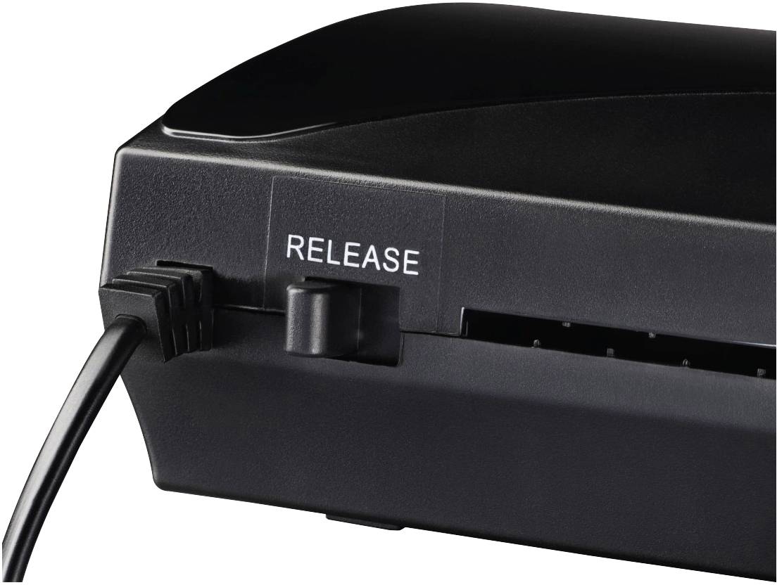 Zbliżenie czarnego urządzenia z kablem i przyciskiem z napisem „RELEASE".