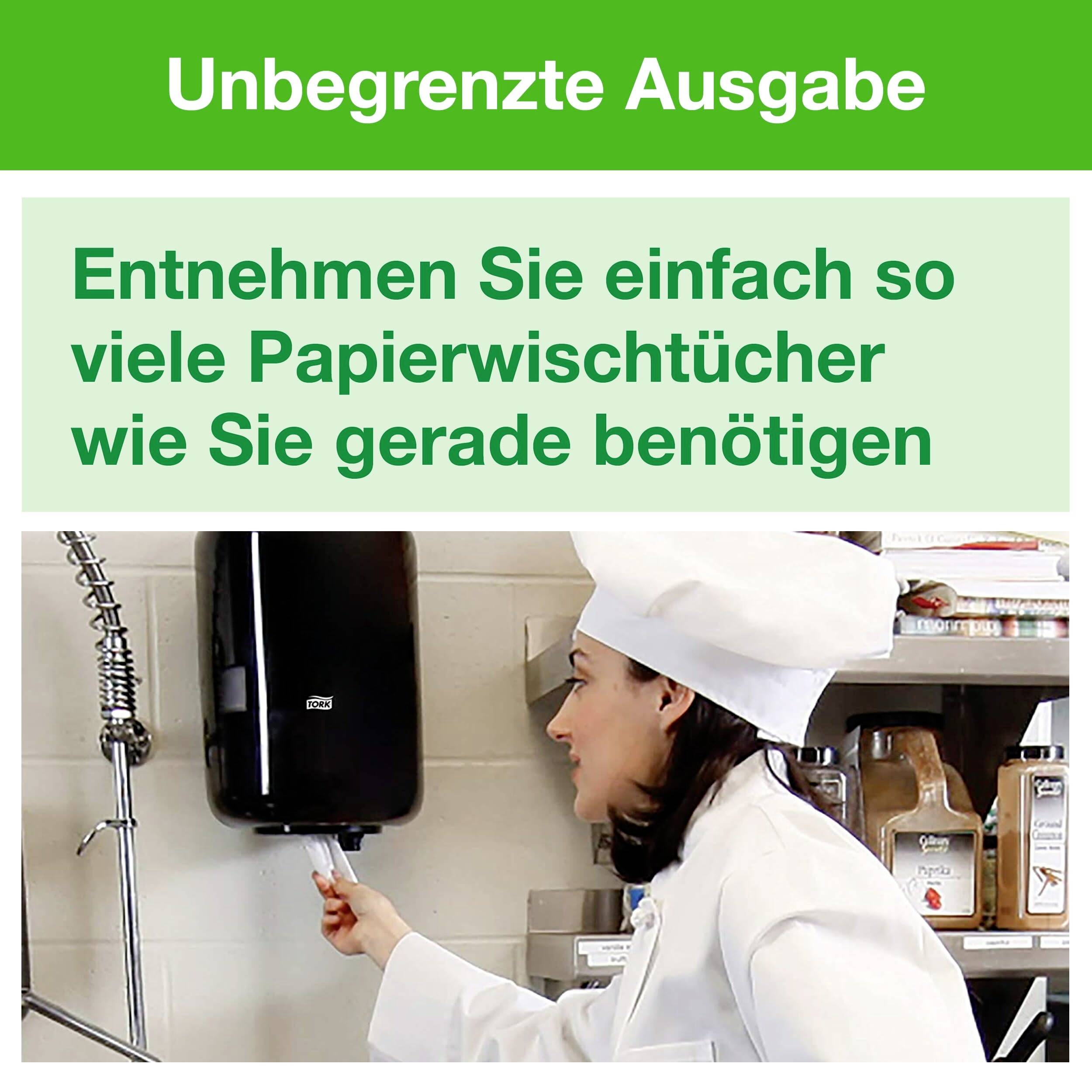 Kucharka wyjmuje ręcznik papierowy z dozownika, na którym widnieje napis: "Nieograniczone zużycie. Pobierz po prostu tyle ręczników, ile aktualnie potrzebujesz".