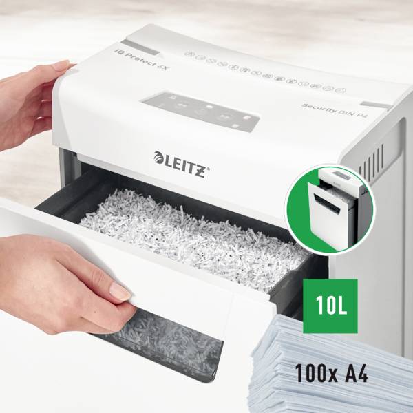 Niszczarka marki Leitz rozdrabnia papier na drobniutkie paski. Stos 100 arkuszy formatu A4 zostaje zniszczony.