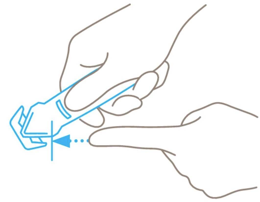 Dwie ręce pokazują, jak używać urządzenia zabezpieczającego chroniącego palce. Jedna ręka naciska na urządzenie, podczas gdy druga wskazuje.
