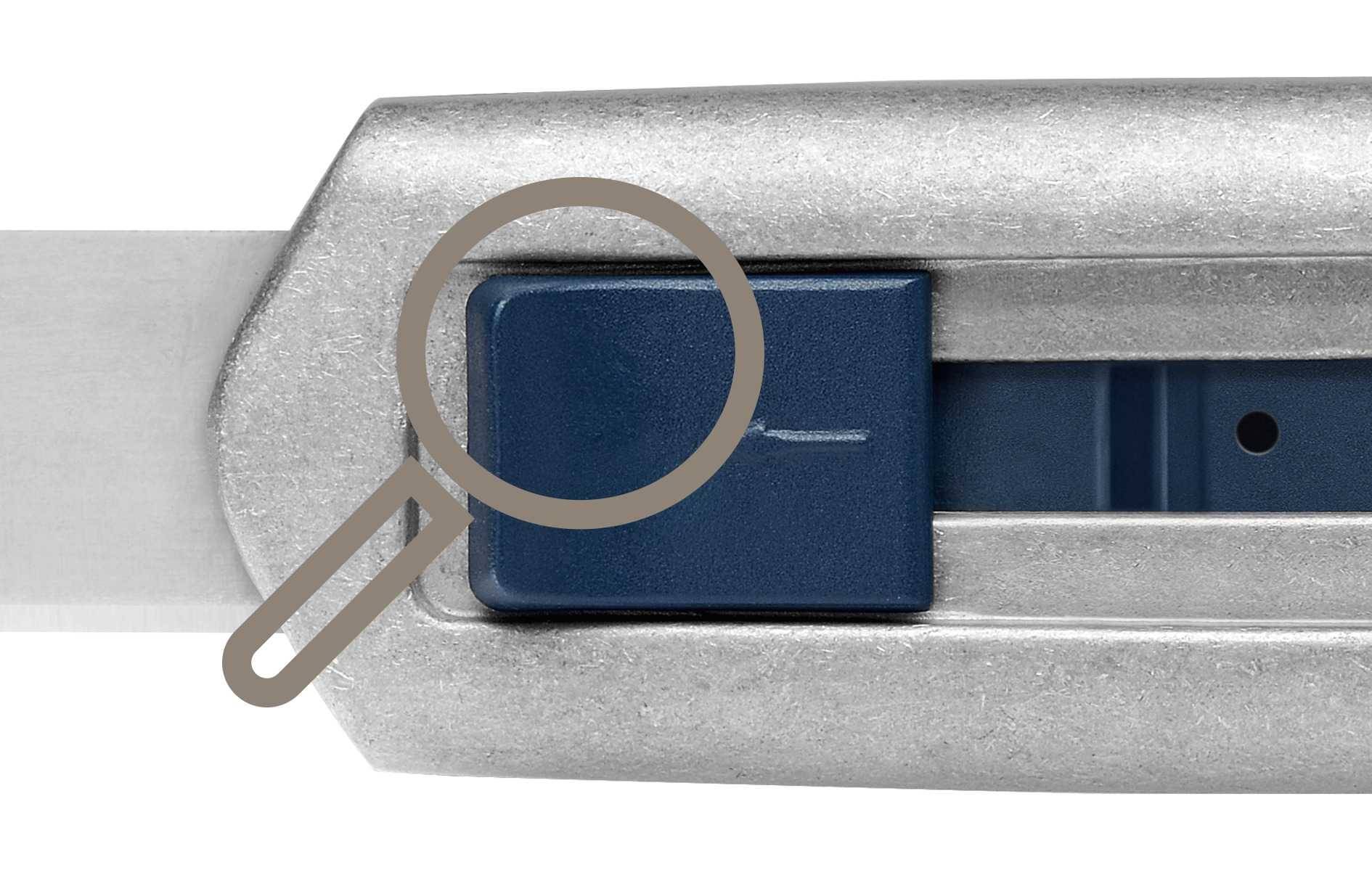 Zbliżenie niebieskiego przycisku naciskowego na obiekcie metalowym, obok którego leży lupa.