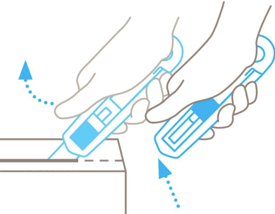 Dwie ręce pokazują, jak bezpiecznie otworzyć i wyciąć paczkę nożem do cięcia.
