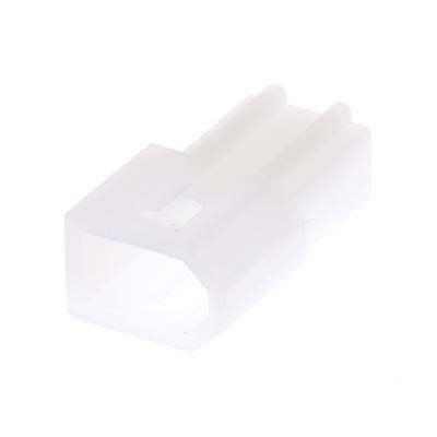 Biały wtyk plastikowy o prostokątnym kształcie z trzema stykami, często stosowany w połączeniach elektronicznych lub kablowych.