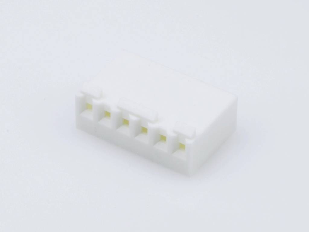 Biały wtyk plastikowy z pięcioma rzędami prostokątnych otworów. Odpowiedni do połączeń elektrycznych w urządzeniach.