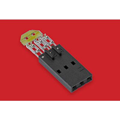 Czarny elektryczny adapter lub rozgałęziacz z wieloma gniazdami leży na czerwonym tle.