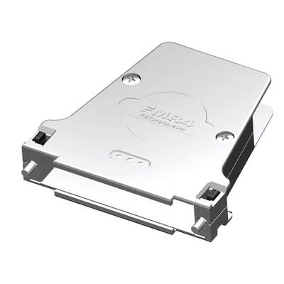 Srebrny element elektroniczny z śrubami w rogach i wytłoczeniem na górnej powierzchni, widziany z ukosa.
