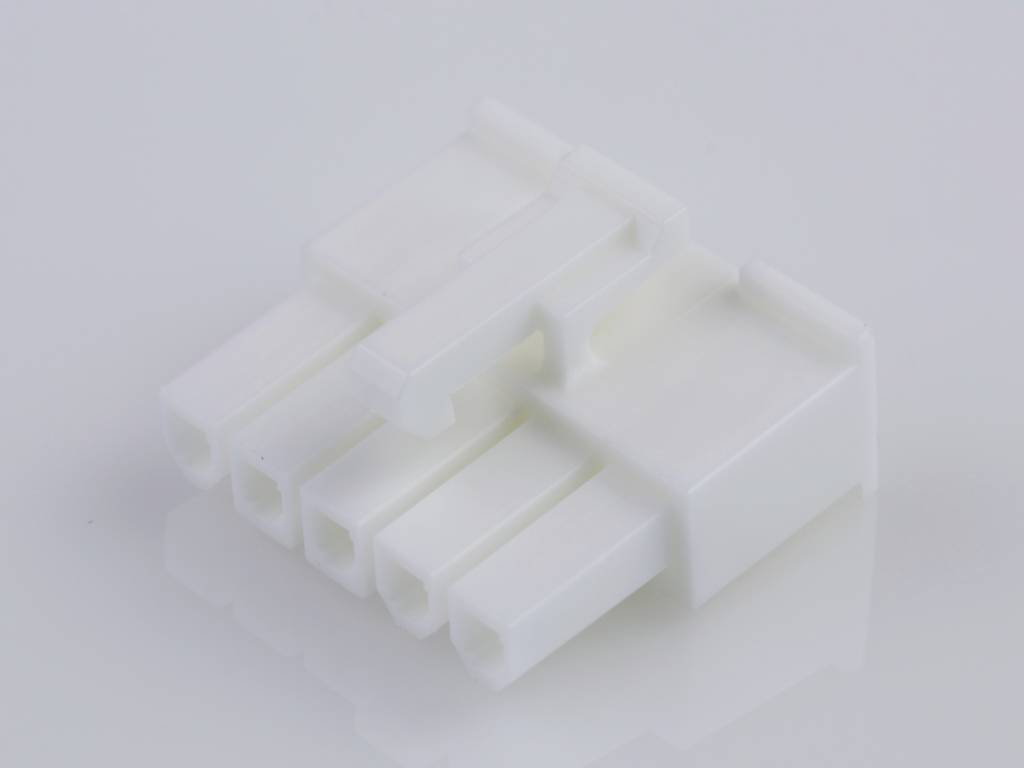 Biały plastikowy wtyk z czterema prostokątnymi otworami, prawdopodobnie do połączeń elektrycznych, na białym tle.