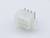 Biały sześciostykowy wtyk przyłączeniowy z metalowymi stykami, odpowiedni do połączeń elektronicznych, na białym tle.