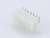 Biały plastikowy złącz z wystającymi wieloma metalowymi stykami.