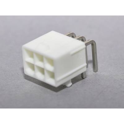 Biały wtyk plastikowy z sześcioma kwadratowymi otworami i trzema metalowymi stykami, leżący na szarym podłożu.